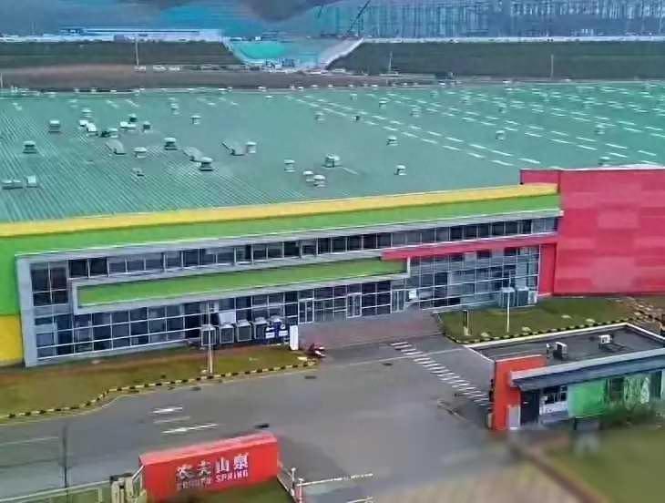 痛心！一箱又一箱农夫山泉被扔掉，网暴企业已经走入另一个极端！-项目网